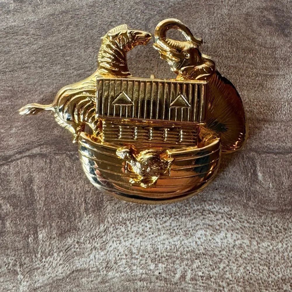 Premier Designs Noah’s Ark Brooch Gold Tone Metal Collectible Costume Religious